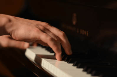 piano-finger-light-touch